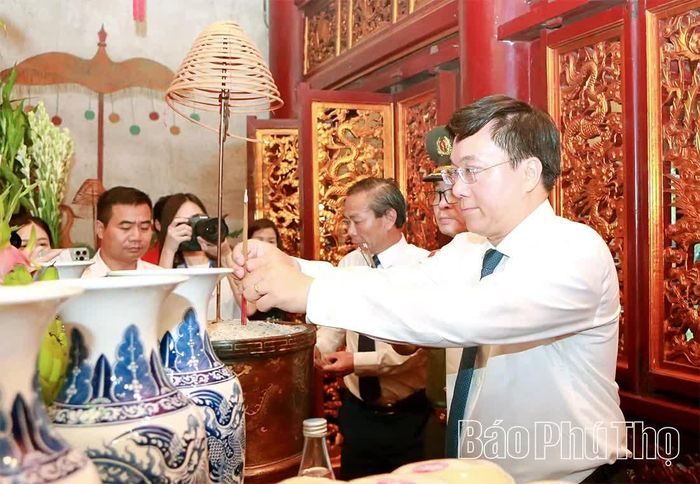 Trước anh linh các Vua Hùng và các bậc tiền nhân, đoàn đại biểu thành kính cầu mong quốc thái dân an, mưa thuận gió hòa, đất nước hưng thịnh, Nhân dân ấm no, hạnh phúc; quê hương Đất Tổ ngày càng phát triển giàu đẹp, văn minh.