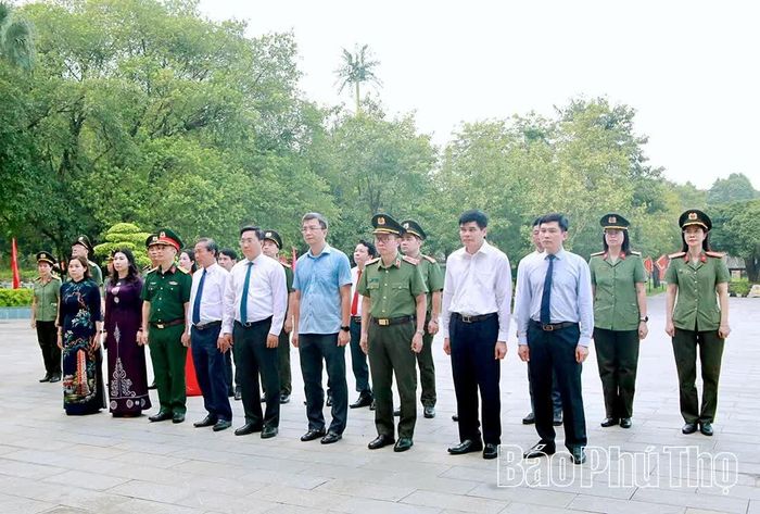Các đại biểu đã đến dâng hoa tại Bức phù điêu “Bác Hồ nói chuyện với cán bộ, chiến sỹ Đại đoàn quân Tiên Phong” tại Ngã 5 Đền Giếng.