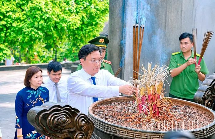Đồng chí Trần Duy Đông - Ủy viên dự khuyết Ban Chấp hành Trung ương Đảng, Phó Bí thư Tỉnh ủy, Chủ tịch UBND tỉnh và đoàn lãnh đạo tỉnh thành kính dâng hương, tưởng niệm các Vua Hùng.