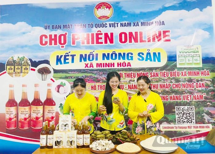 Nhiều hội viên phụ nữ xã Minh Hóa mua hàng Việt qua “chợ phiên online” - Ảnh: V.H