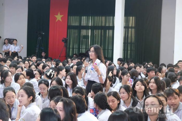 Học sinh Trường THPT chuyên Võ Nguyên Giáp chia sẻ kỹ năng tạo “lá chắn tư tưởng” trên không gian mạng - Ảnh: P.V