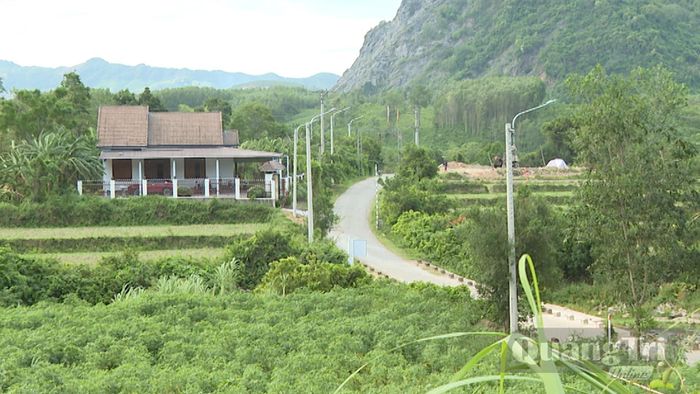 Hệ thống điện chiếu sáng do UBND xã Hướng Hiệp đầu tư chạy dọc tuyến đường vào thôn Khe Hà - Ảnh: T.P