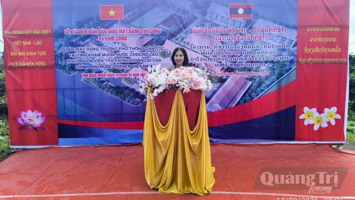 Đại diện lãnh đạo Sở Ngoại vụ Quảng Trị, đơn vị chủ đầu tư phía Việt Nam phát biểu tại buổi lễ - Ảnh: N.M