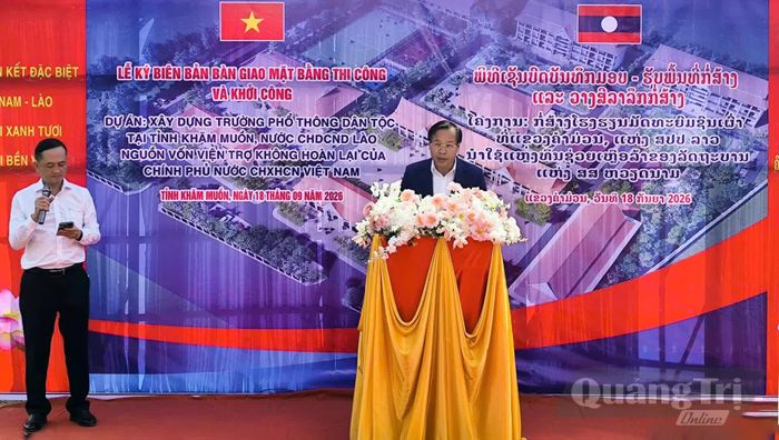 Đồng chí Mặn-nhưn Khin-xạ-mỏn, Phó Chủ tịch Ủy ban Chính quyền tỉnh Khăm Muồn phát biểu chỉ đạo tại buổi lễ - Ảnh: N.M