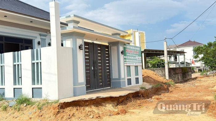 Đường trước nhà anh Hồ Đức Ngọc bị đào xới, khiến việc đi lại, vận chuyển đồ đạc gặp nhiều khó khăn - Ảnh: N.L