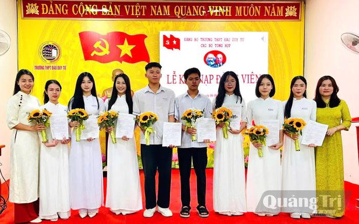 Các đảng viên tuổi 18 vừa được kết nạp tại Đảng bộ Trường THPT Đào Duy Từ (Đảng bộ phường Đồng Hới) - Ảnh: P.V
