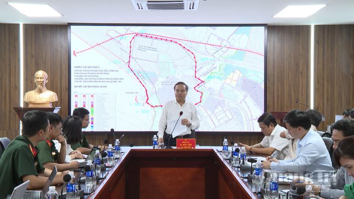 Đồng chí Lê Đức Tiến, Phó Chủ tịch UBND tỉnh phát biểu tại buổi làm việc - Ảnh: Hoàng Hùng