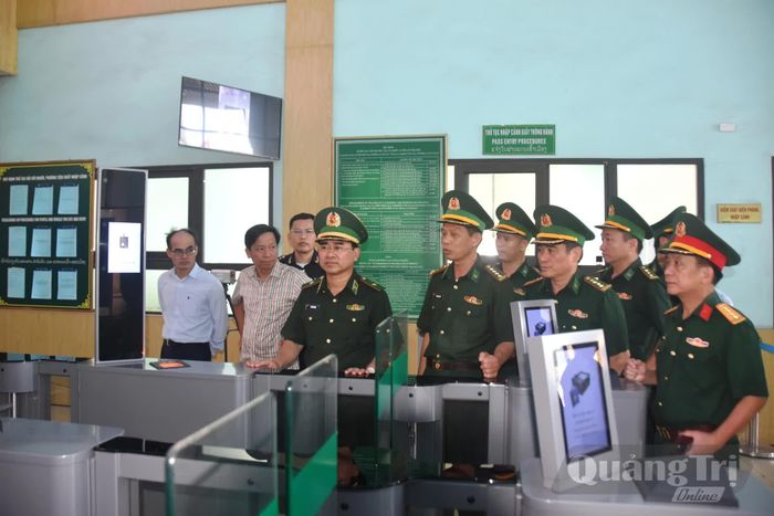 Đoàn khảo sát liên ngành của Bộ Tư lệnh Bộ đội Biên phòng kiểm tra công tác quản lý, kiểm soát xuất, nhập cảnh tại Cửa khẩu quốc tế La Lay - Ảnh: Đ.V
