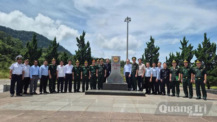Đoàn khảo sát liên ngành của Bộ Tư lệnh Bộ đội Biên phòng khảo sát thực địa tại Cửa khẩu quốc tế La Lay - Ảnh: Đ.V