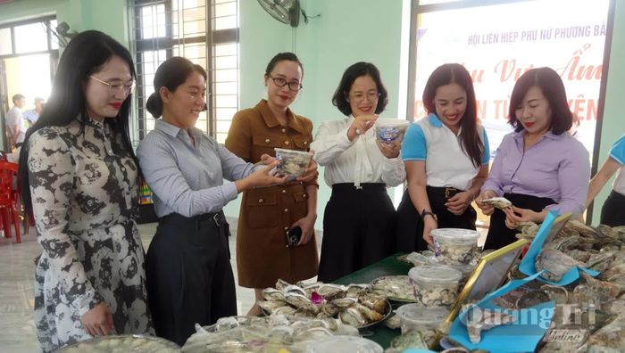 Các đại biểu tham quan gian hàng trưng bày sản phẩm - Ảnh: N.M