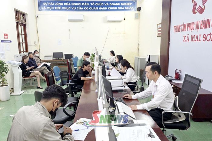 Giải quyết thủ tục hành chính cho nhân dân tại Trung tâm Phục vụ hành chính công xã Mai Sơn.