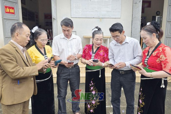 Ban quản lý tiểu khu 9, xã Mai Sơn hướng dẫn nhân dân sử dụng tiện ích trên VNeID.
