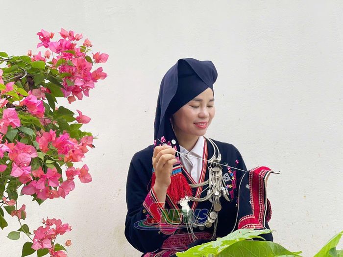 Phụ nữ Dao Tiền giới thiệu kỹ thuật thêu, trang trí hoa văn trên trang phục truyền thống.