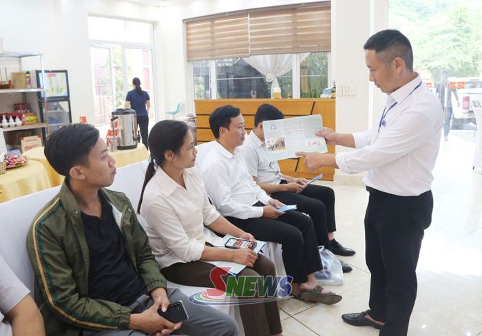 Cán bộ Trung tâm Trợ giúp pháp lý Nhà nước tỉnh tuyên truyền pháp luật cho nhân dân.