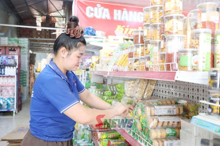 Người dân mua sắm hàng hoá trên địa bàn.