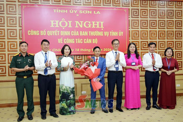 Lãnh đạo phường Mộc Châu tặng hoa chúc mừng đồng chí Nguyễn Văn Phúc.