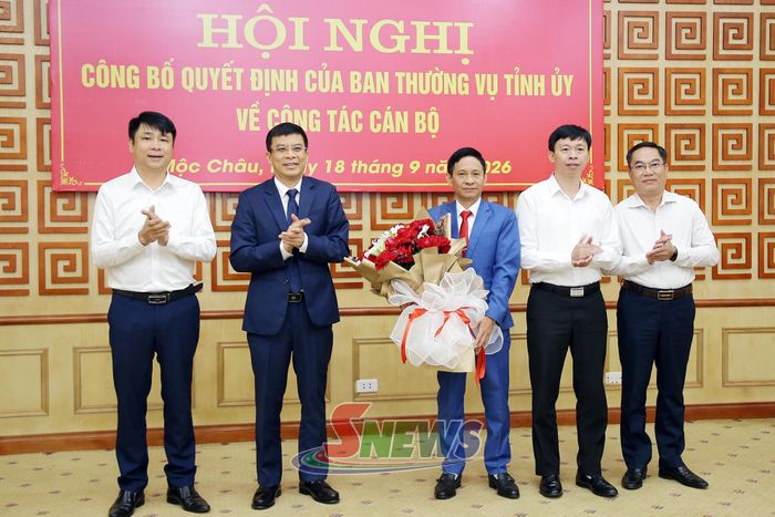 Lãnh đạo Sở Xây dựng tặng hoa chúc mừng đồng chí Nguyễn Văn Phúc.