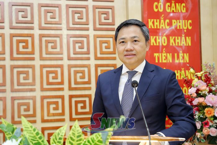 Đồng chí Chủ tịch UBND tỉnh phát biểu tại hội nghị.