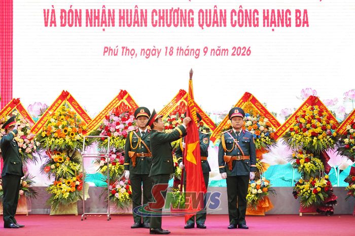 Thừa ủy quyền của Chủ tịch nước, Thượng tướng Đỗ Xuân Tụng trao Huân chương Quân công hạng Ba tặng Cục Chính trị Quân khu 2.