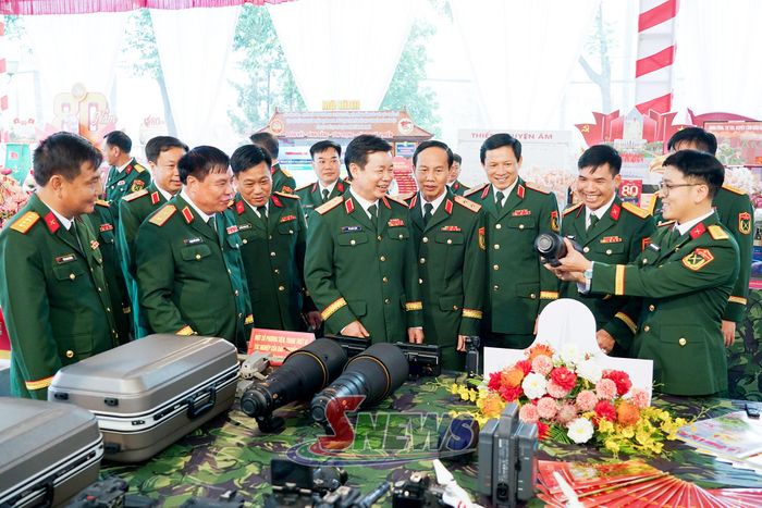 Thượng tướng Đỗ Xuân Tụng tham quan gian hàng trưng bày trang, thiết bị của Báo Quân khu 2.