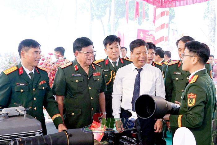 Các đại biểu tham quan gian hàng trưng bày trang, thiết bị của Báo Quân khu 2.