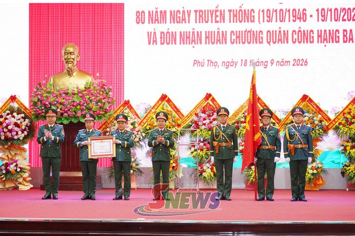 Thừa ủy quyền của Chủ tịch nước, Thượng tướng Đỗ Xuân Tụng trao Huân chương Quân công hạng Ba tặng Cục Chính trị Quân khu 2. 