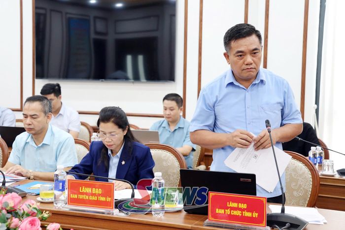 Lãnh đạo Ban Tổ chức Tỉnh ủy báo cáo tại cuộc làm việc.