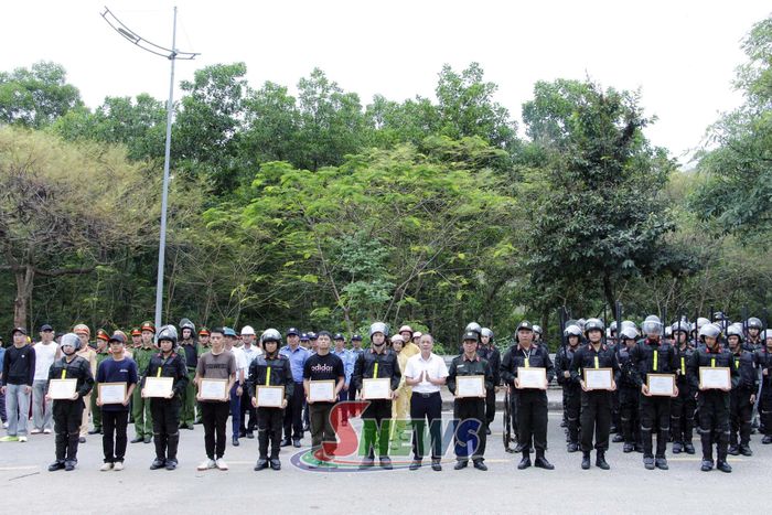 Lãnh đạo Công ty Thủy điện Sơn La tặng giấy khen cho các tập thể, cá nhân.