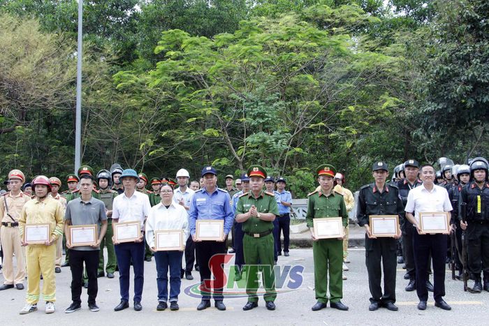 Lãnh đạo Công an tỉnh tặng giấy khen cho các tập thể, cá nhân.