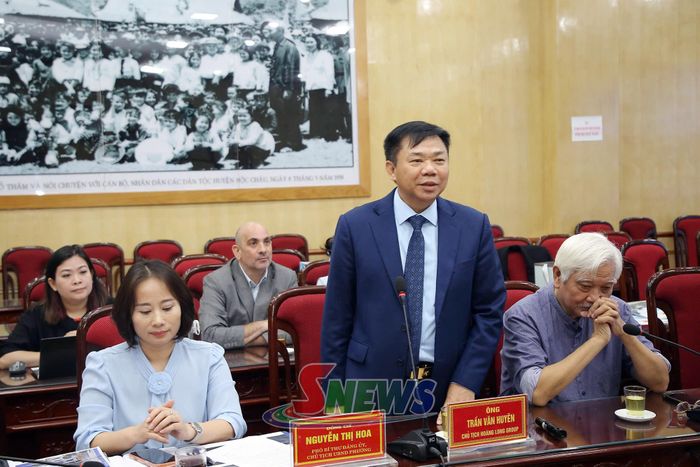 Đại diện Tập đoàn Hoàng Long Hà Nội phát biểu tại cuộc làm việc.