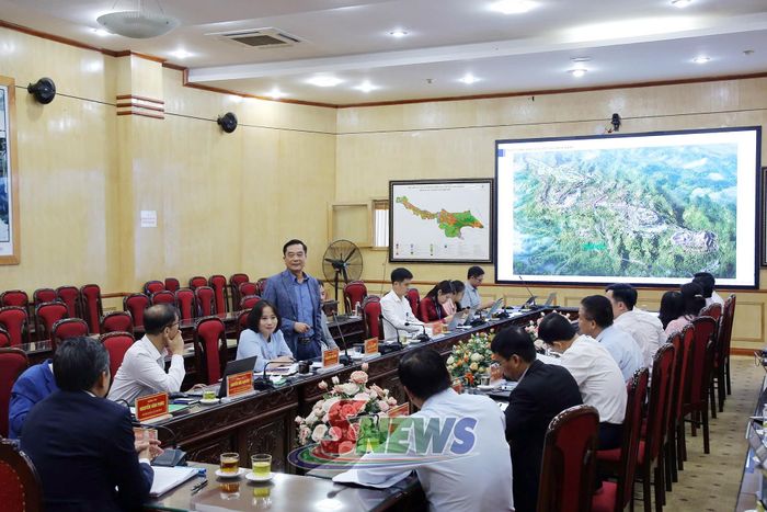Lãnh đạo Công ty CP Đầu tư Ecopark Hải Dương trình bày ý tưởng đầu tư.