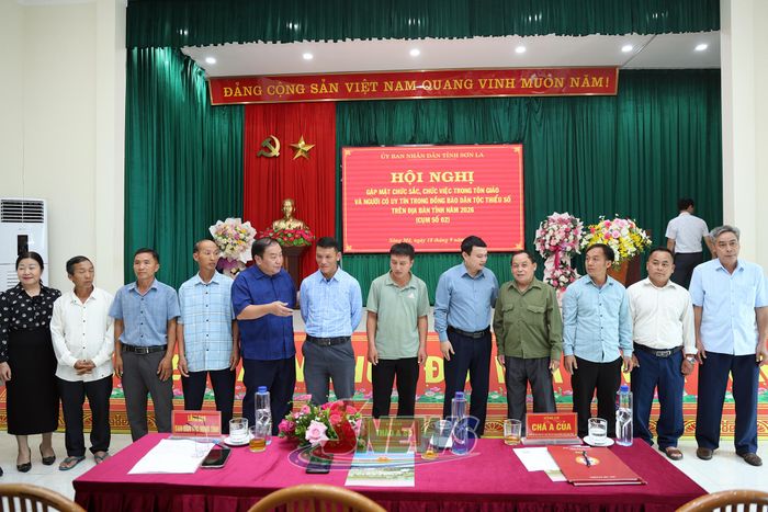 Các đại biểu và người có chức sắc, chức việc, trưởng điểm nhóm tôn giáo và người có uy tín của Cụm số 2 trao đổi bên lề hội nghị.