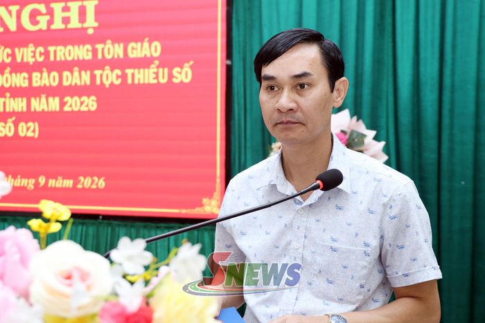 Đồng chí Giám đốc Sở Dân tộc và Tôn giáo phát biểu tại hội nghị.