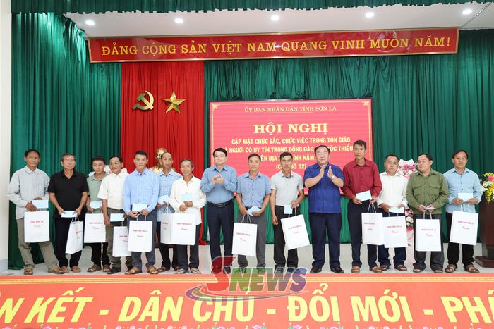 Các đồng chí lãnh đạo tỉnh tặng quà của tỉnh cho các chức sắc, chức việc, trưởng điểm nhóm tôn giáo và người có uy tín tại các xã.