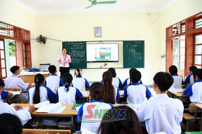 Giáo viên Trường PTDT Nội trú THCS&THPT Mường La, xã Mường La giảng bài trên máy chiếu.