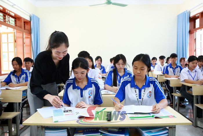 Giáo viên Trường PTDT Nội trú THCS&THPT Mường La, xã Mường La hướng dẫn học sinh làm bài tập.