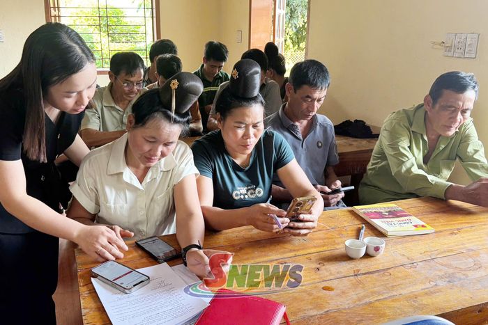 Cán bộ Ban Xây dựng Đảng xã Chiềng Khoong rà soát, hướng dẫn chi bộ các bản cài đặt sử dụng Sổ tay đảng viên điện tử.