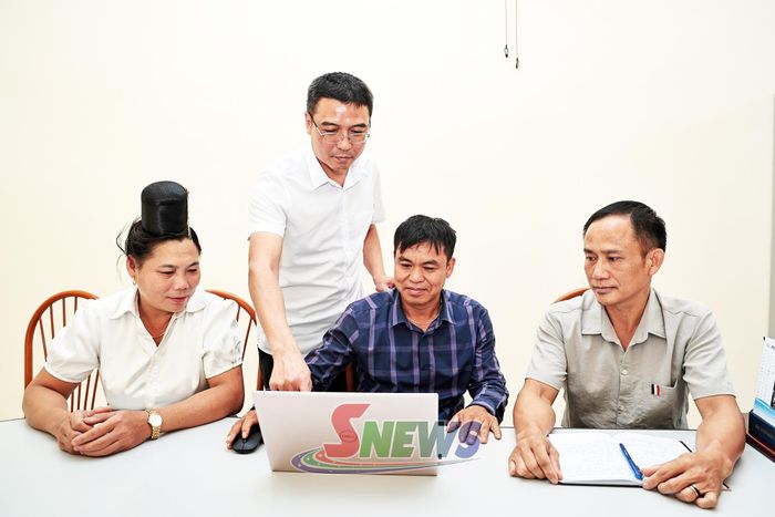 Ban Xây dựng Đảng xã Chiềng Khoong rà soát việc triển khai nhiệm vụ số hóa, tạo lập dữ liệu đảng viên.