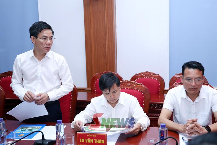 Đồng chí Chủ tịch UBND xã Sông Mã phát biểu tại cuộc kiểm tra.