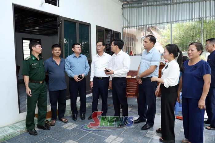 Đồng chí Phó Chủ tịch UBND tỉnh cùng Đoàn công tác kiểm tra công tác hỗ trợ xóa nhà tạm, nhà dột nát tại tổ dân phố 6, xã Sông Mã.