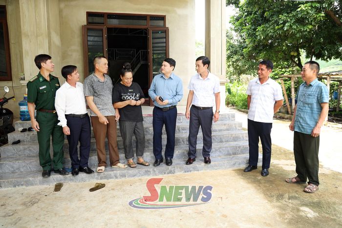 Đồng chí Đặng Ngọc Hậu và Đoàn công tác kiểm tra công tác xóa nhà tạm, nhà dột nát bản Púng, xã Chiềng Khoong. 