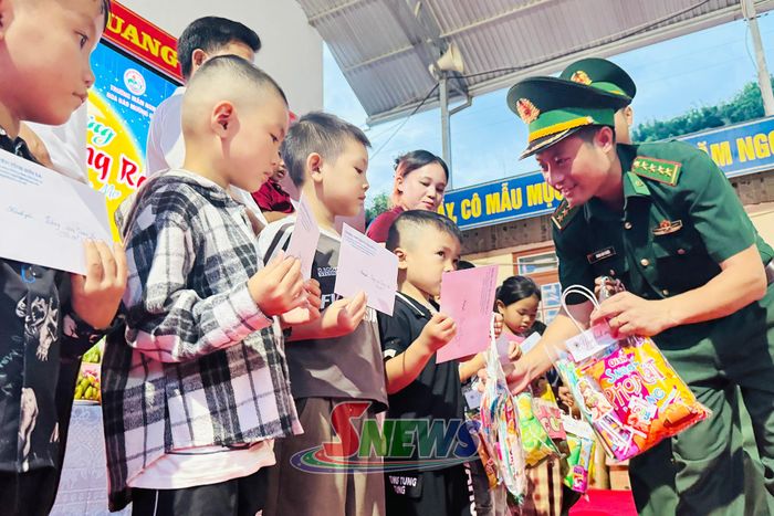 Đại diện Đồn Biên phòng Mường Cai trao quà cho trẻ Trường Mầm non Hoa Đào.