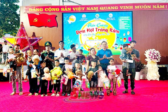 Đại diện Trường THPT Chuyên Sơn La trao quà cho các em học sinh.