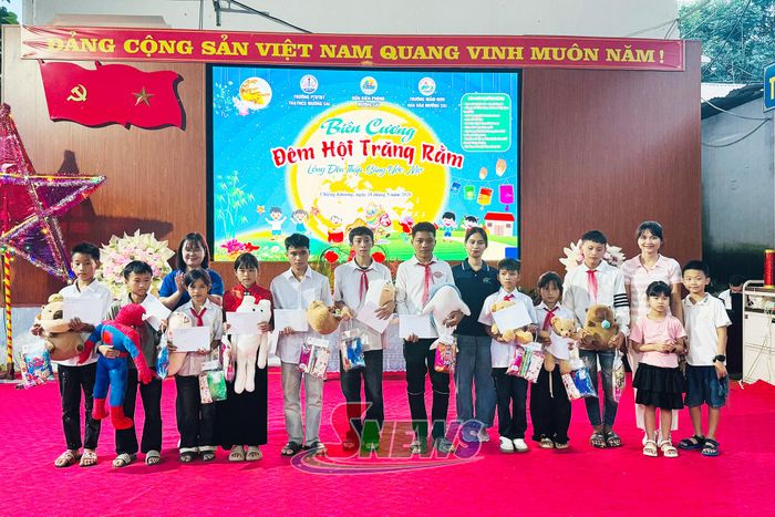 Đại diện Trạm Cứu hộ đồ chơi Toy Station 10 Hà Nội trao quà cho trẻ Trường Mầm non Hoa Đào.