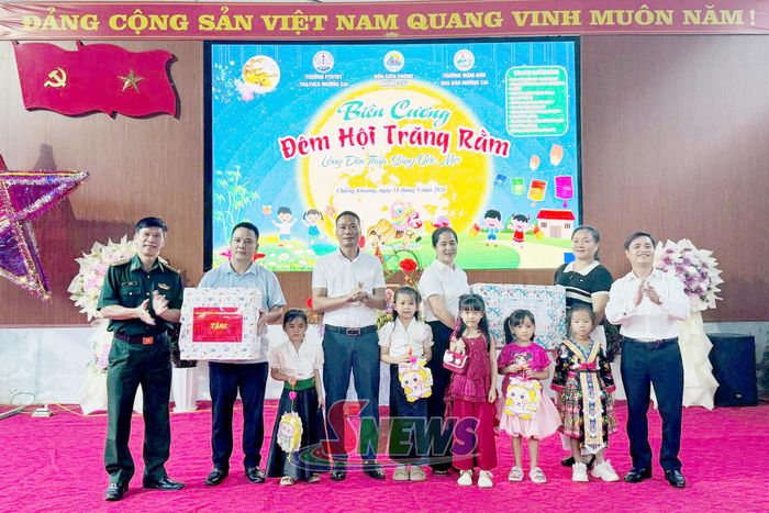Lãnh đạo Ban Chỉ huy Bộ đội Biên phòng tỉnh Sơn La trao quà cho 2 nhà trường.
