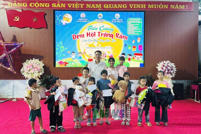 Đại diện Trạm Cứu hộ đồ chơi Toy Station 10 Hà Nội trao quà cho trẻ Trường Mầm non Hoa Đào.