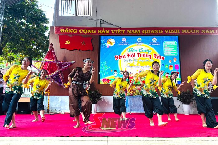 Tiết mục " Chú Cuội chơi trăng" do các cô giáo Trường Mầm non Hoa Đào biểu diễn.