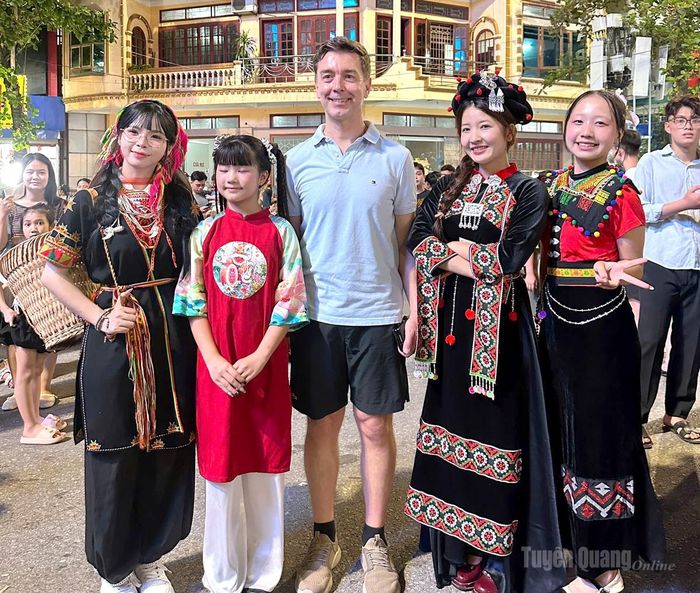 Ông Julien Guerrier, Đại sứ Liên minh châu Âu tại Việt Nam chụp ảnh cùng các bạn trẻ tại Đêm hội Thành Tuyên.