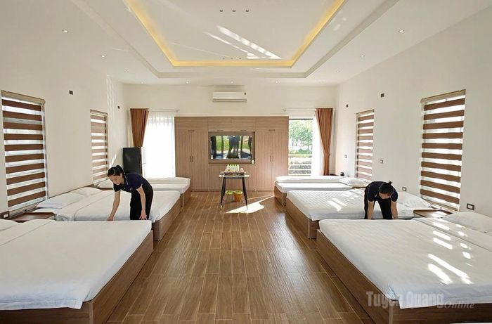 Khu phòng nghỉ của Bách Thảo Ngân với hệ thống giường nghỉ đáp ứng nhu cầu lưu trú của các nhóm khách đông, gia đình.