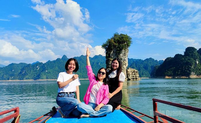 Du khách check-in nơi Cọc Vài thuộc Khu du lịch sinh thái Na Hang - Lâm Bình. Ảnh: Cảnh Trực